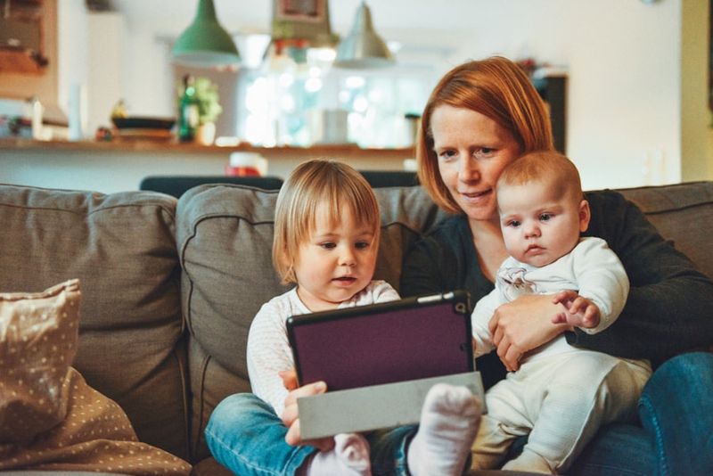 Mutter und Kinder am Tablet