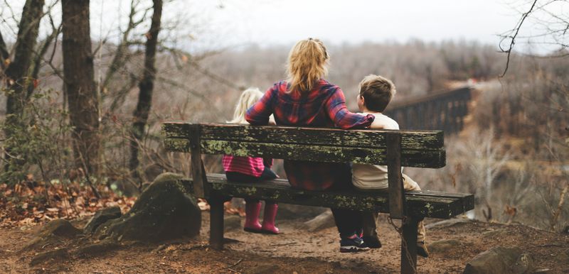 Familie gemeinsam draußen