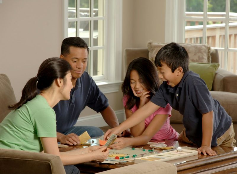 Familie spielt gemeinsam